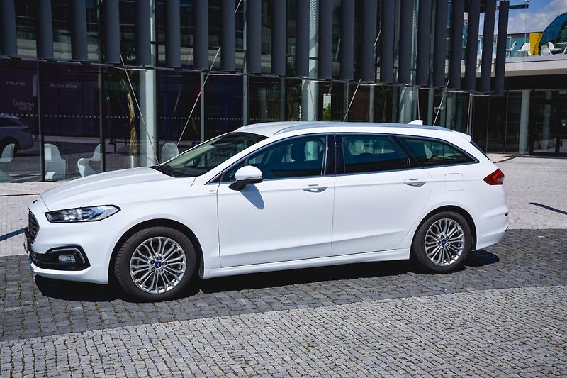 Ford Mondeo (2021) 2.0 138kw Hybrid ecvT TITANIUM - fotka 16 z 32