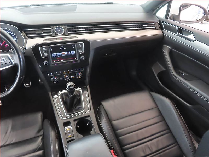 Volkswagen Passat (2016) R-Line 2.0 TDI, Serv.kniha - fotka 8 z 14