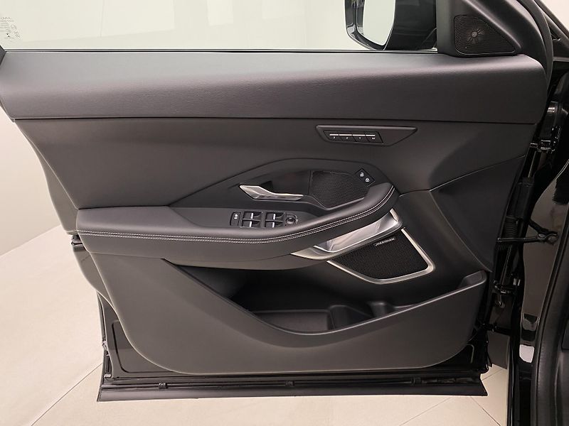 Jaguar E-Pace P250 R-DYNAMIC SE  REZERVACE - fotka 7 z 44