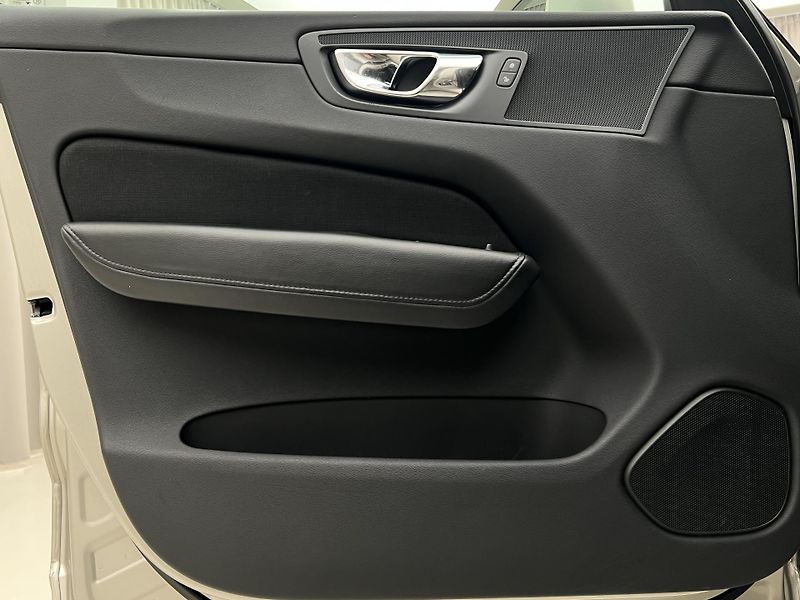 Volvo XC60 D4 AWD MOMENTUM AUT CZ - fotka 7 z 39