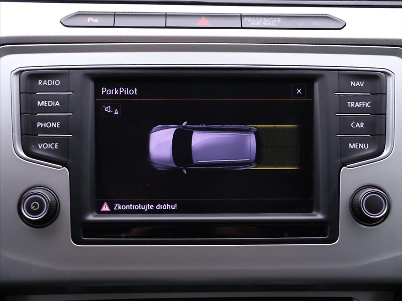 Volkswagen Passat 2,0 TDI 110kW DSG Comfort Navi - fotka 21 z 31