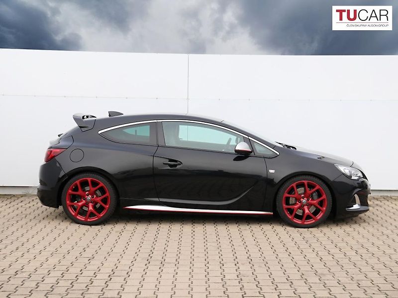 Opel Astra (2017) 2.0 Turbo GTC  - fotka 4 z 21