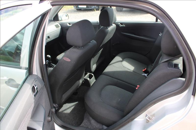 Škoda Fabia 1,4 i 16V  ROZVODY, STK 2/2028 - fotka 11 z 27
