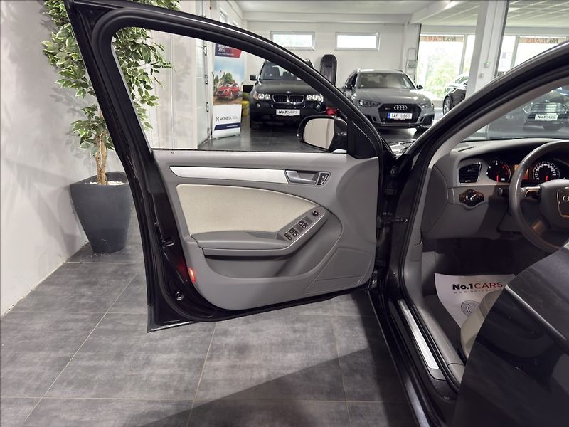 Audi A4 2,0   TDI B8 1.MAJITEL BI-XEN - fotka 6 z 43
