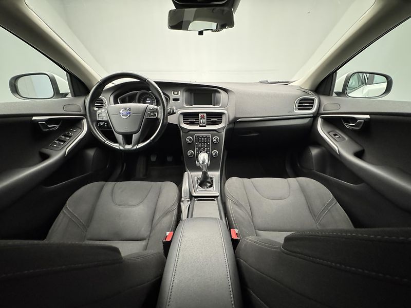 Volvo V40 D2 MOMENTUM CZ - fotka 2 z 39