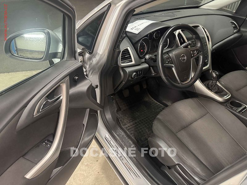 Opel Astra (2011) 1.4 i - fotka 3 z 3