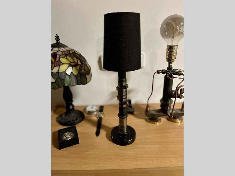 Dalibor Lupík vyrábí originální lampy z motorových dílů vozidel 20. a 30. let.