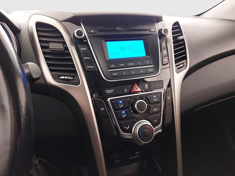 Hyundai i30 (2016) 1.6 CRDi, Serv.kniha, Xenony - fotka 12 z 21