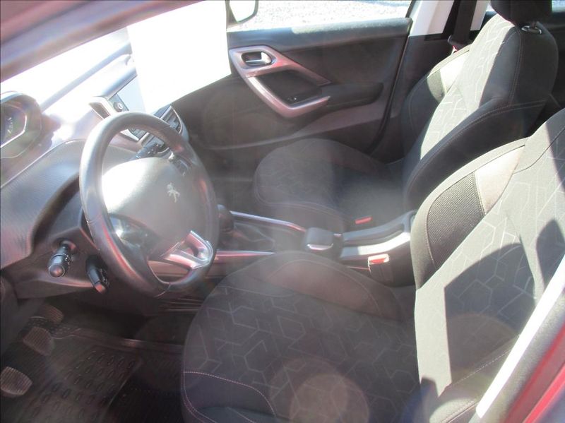 Peugeot 2008 1,2 i, klima,serv.kniha,tažné - fotka 13 z 34