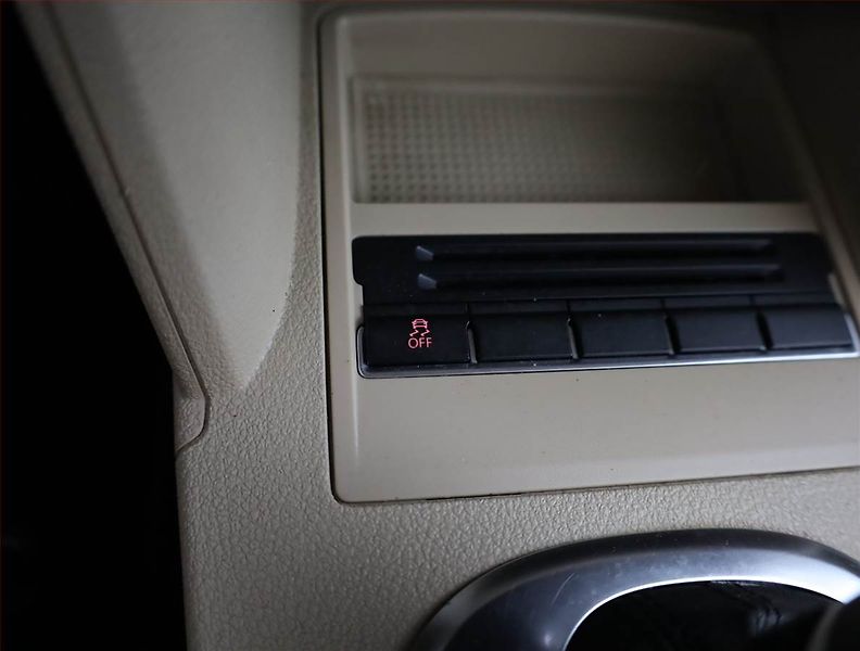 Volkswagen Touran (2011) 2.0 TDI, Automat, Xenony - fotka 12 z 18