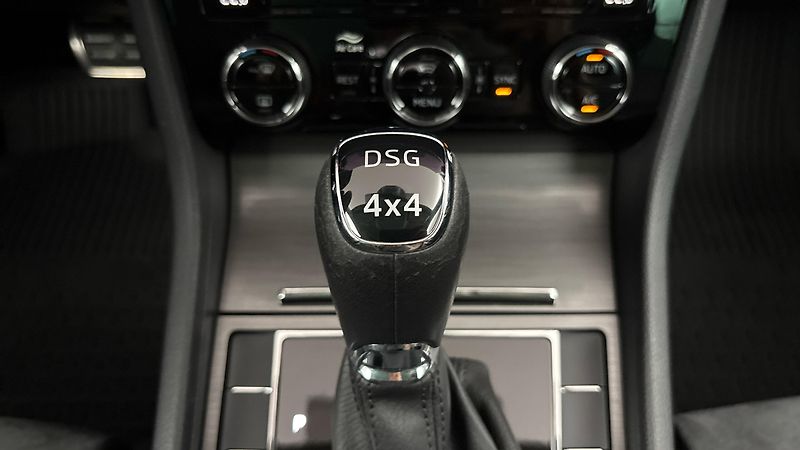 Škoda Superb 2.0 TDI DSG 4x4 Scout Combi - fotka 29 z 35