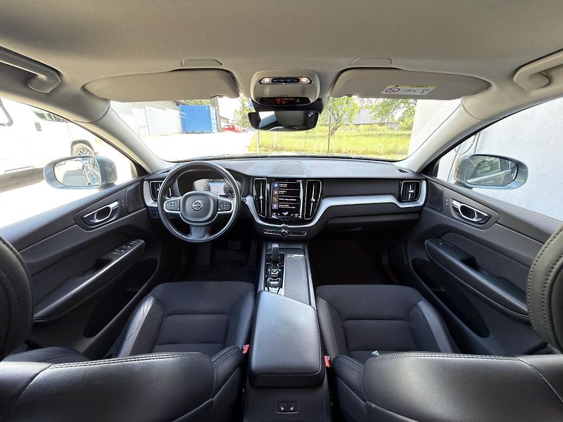 Volvo XC60 B4 AWD (nafta) // REZERVACE - fotka 19 z 47
