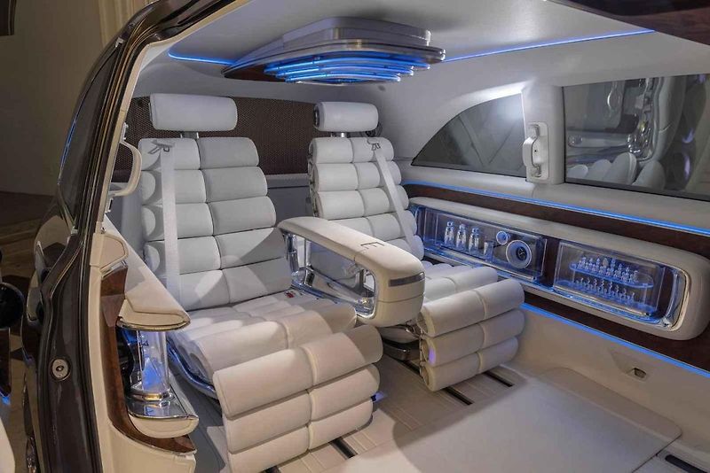 Nový Mercedes-Benz VLS bude luxusní dodávka. Zadní část připomíná obývací pokoj.