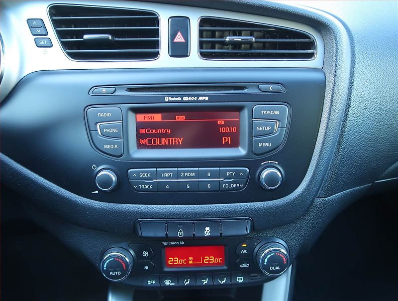 Kia Ceed (2015) 1.6 GDI, ČR,1.maj, Serv.kniha - fotka 12 z 15