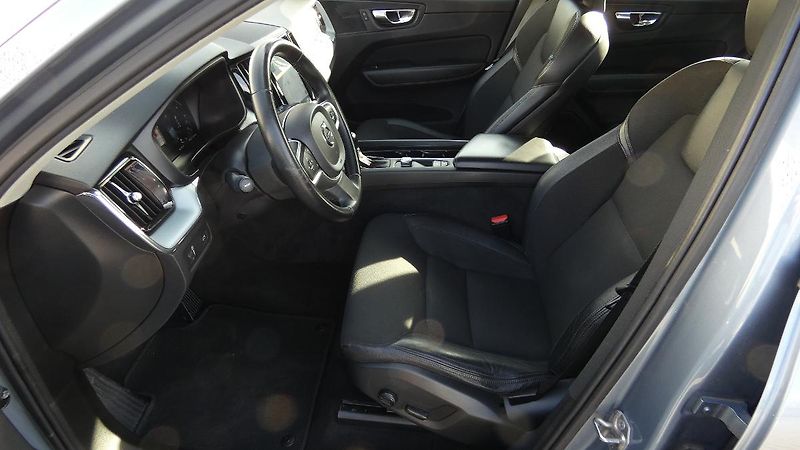 Volvo XC60 D4 Drive-E Momentum AWD - fotka 17 z 21