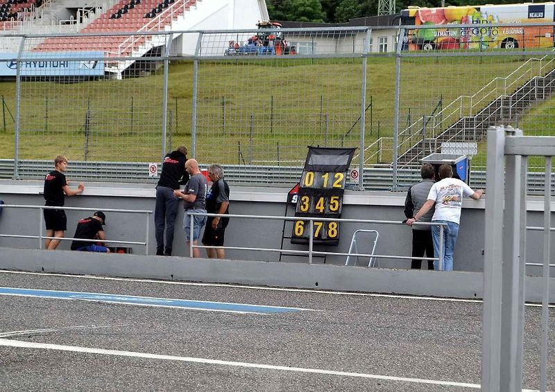 Autodrom Most o víkendu hostil závody mezinárodního mistrovství Německa IDM a závod FIM mistrovství světa sidecarů. Na snímku je rakouský jezdec Philipp Steinmayr v plné jízdě třídy Superbike.
