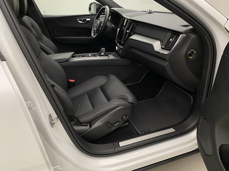 Volvo XC60 B6 AWD R-DESIGN AUT  - fotka 24 z 52