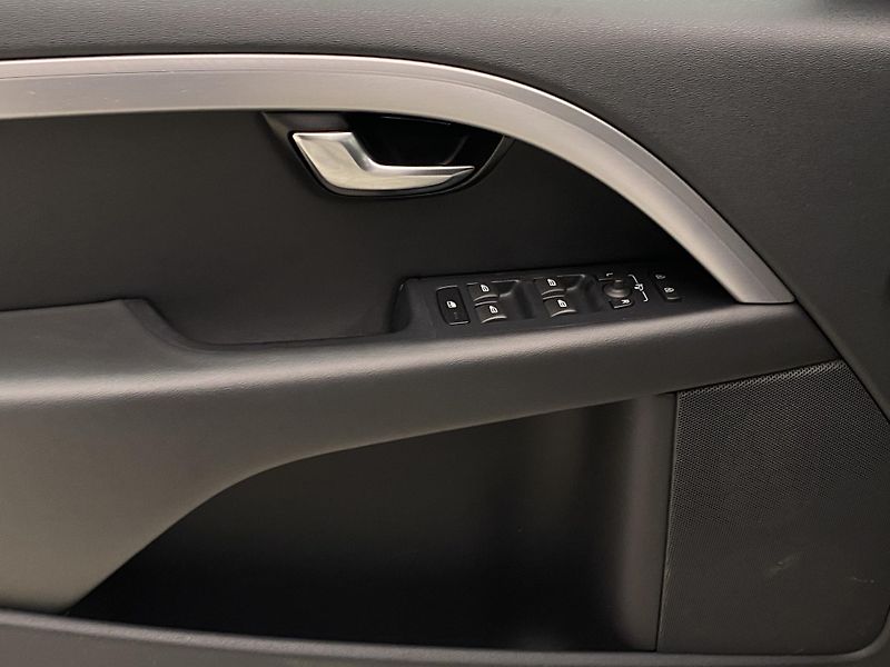 Volvo V70 D4 AWD MOMENTUM REZERVACE - fotka 28 z 46