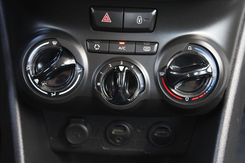 Peugeot 208 1,4 i  NOVÉ V ČR - fotka 12 z 23