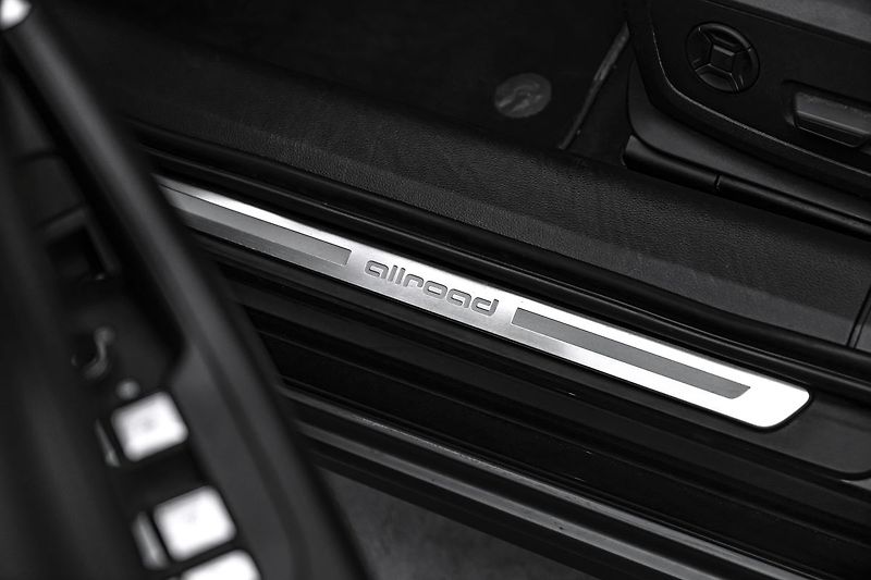 Audi A6 Allroad 55TFSI Q Matrix Pano - fotka 20 z 23