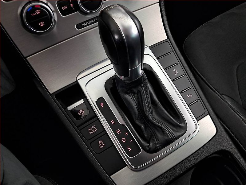Volkswagen Passat (2012) 2.0 TDI, Automat, Navi - fotka 13 z 20