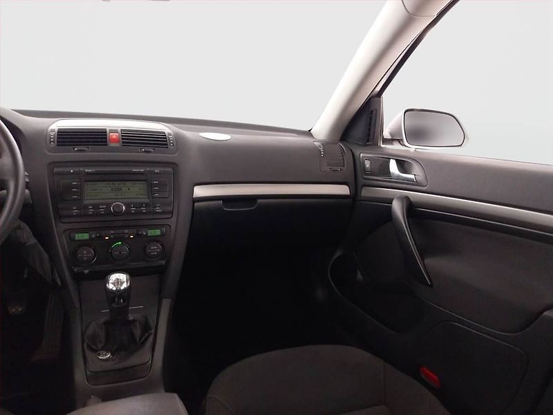 Škoda Octavia (2008) Ambiente Plus 1.9 TDI - fotka 8 z 17