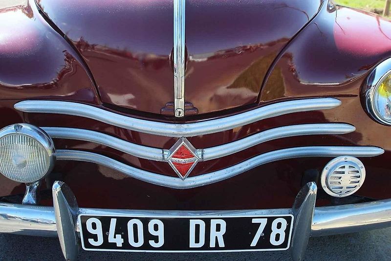 Renault 4CV byl prvním francouzským vozem s více než milionem vyrobených kusů. Zároveň se stal prvním západním osobním automobilem dováženým do někdejšího socialistického Československa. Foto: Wikimedia Commons, François Goglins, CC BY-SA 4.0