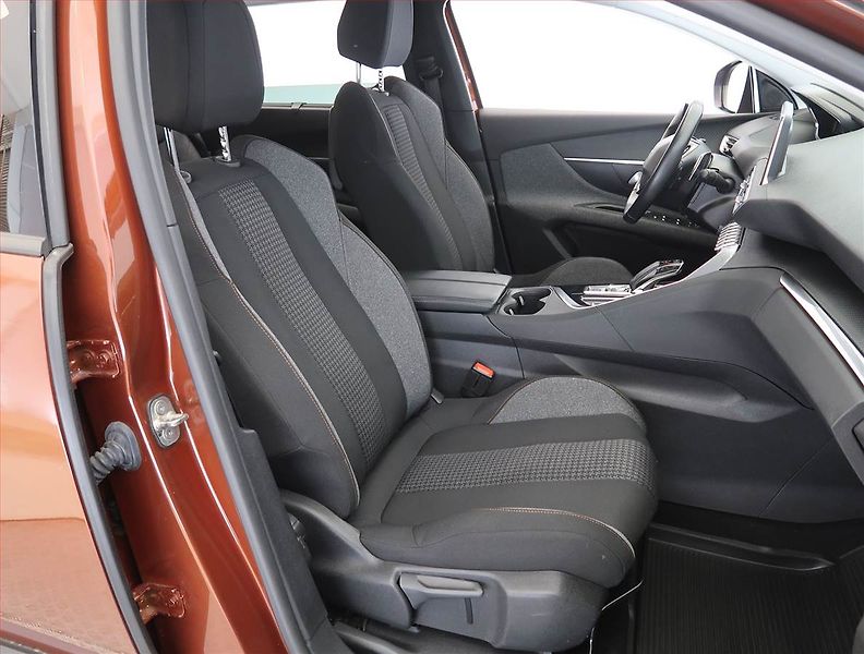 Peugeot 5008 (2021) Active Pack PureTech 130 - fotka 9 z 22