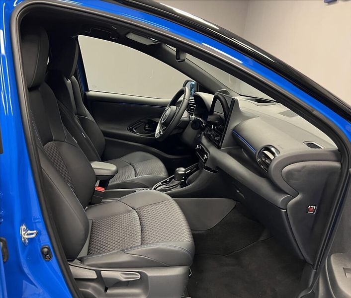 Toyota Yaris 1,5 Hybrid AT PREMIERE EDITION - fotka 10 z 17