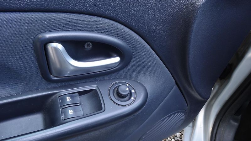 Renault Clio Clio 1.2 i 16V climatizace - fotka 6 z 9