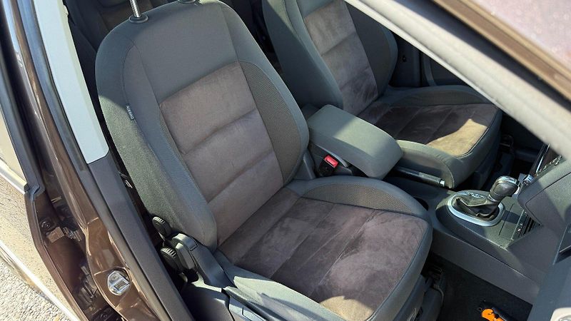 Volkswagen Touran (2011) 1.6TDi 77kW REZERVOVANO - fotka 16 z 23