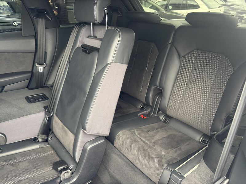 Audi Q7 3.0TDi S-Line Quattro 7míst - fotka 15 z 23
