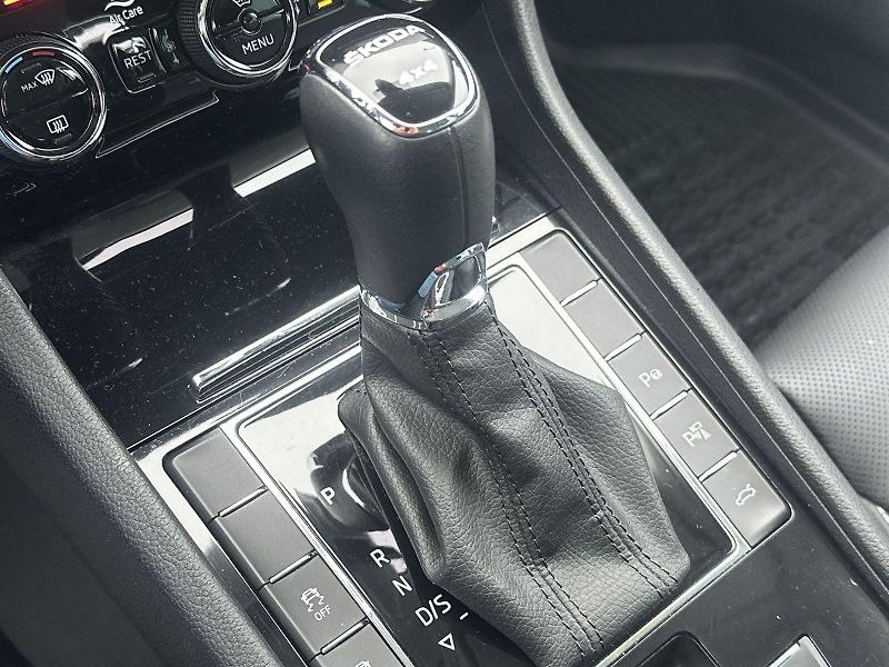 Škoda Superb (2023) Combi 2.0 TDI 4x4 DSG L&K - fotka 16 z 36