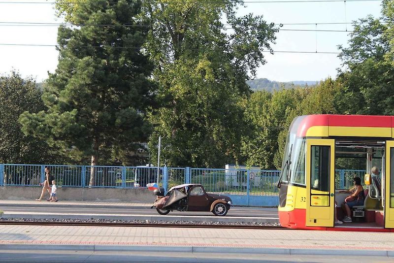 V retro auto muzeu Veteráni Litvínov měli ve středu zastávkou účastníci Velorex čundru 2024 na svém putování po severních Čechách. S nejstarším Velorexem z roku 1962 jede Petr Žůrek ze Světlé nad Sázavou.