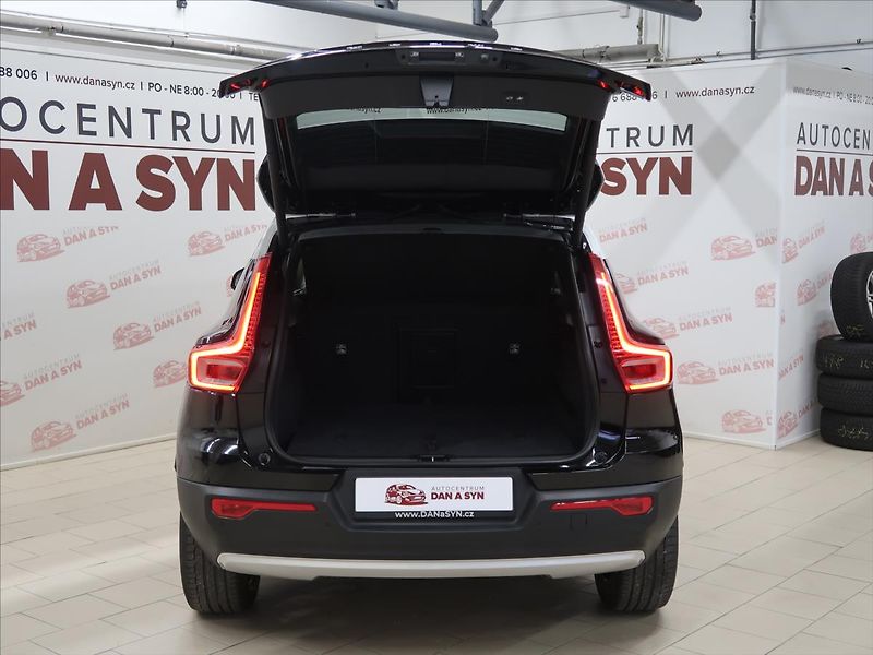 Volvo XC40 2,0 D4 AWD MOMENTUM CZ - fotka 7 z 39