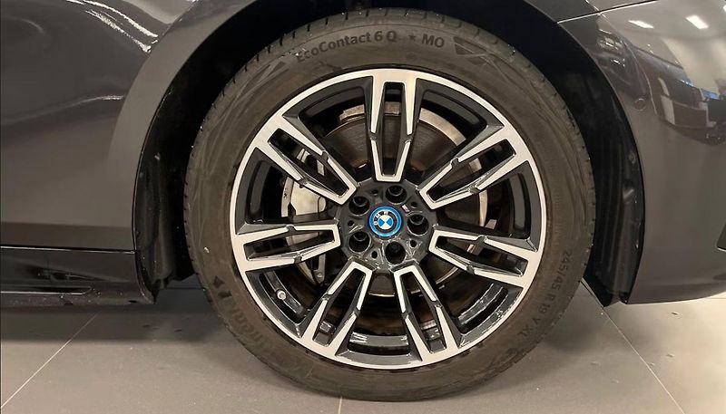 BMW i5 xDrive40 M-Sport Kam Ambient - fotka 15 z 18