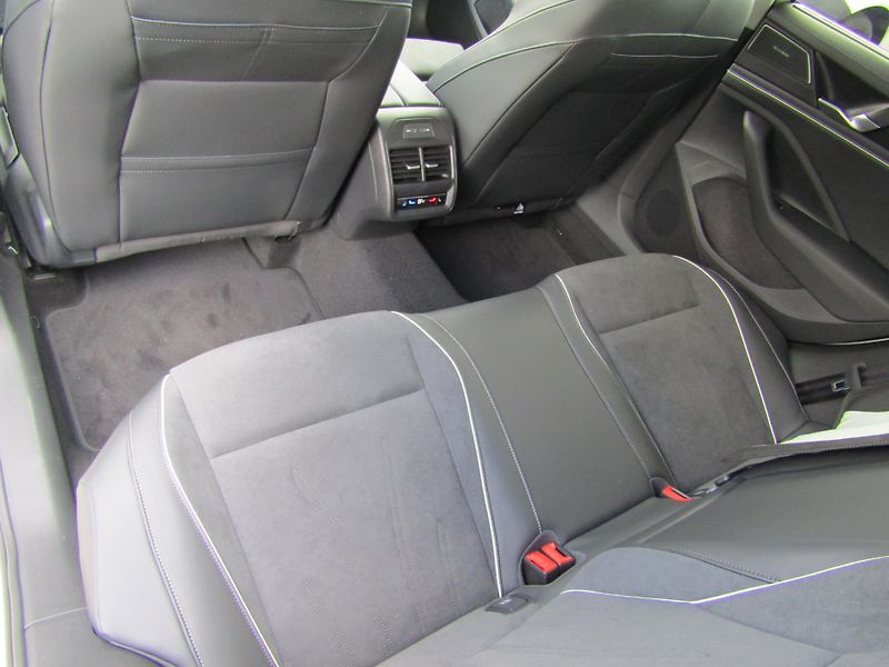 Volkswagen Passat 1,5 eTSI 11KW DSG NEZ.TOPENÍ - fotka 25 z 30