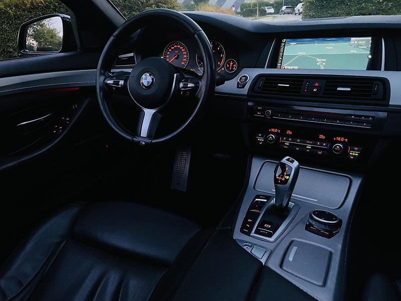BMW Řada 5 530D AUT XDRIVE TAŽNÉ M-PAKET - fotka 26 z 48