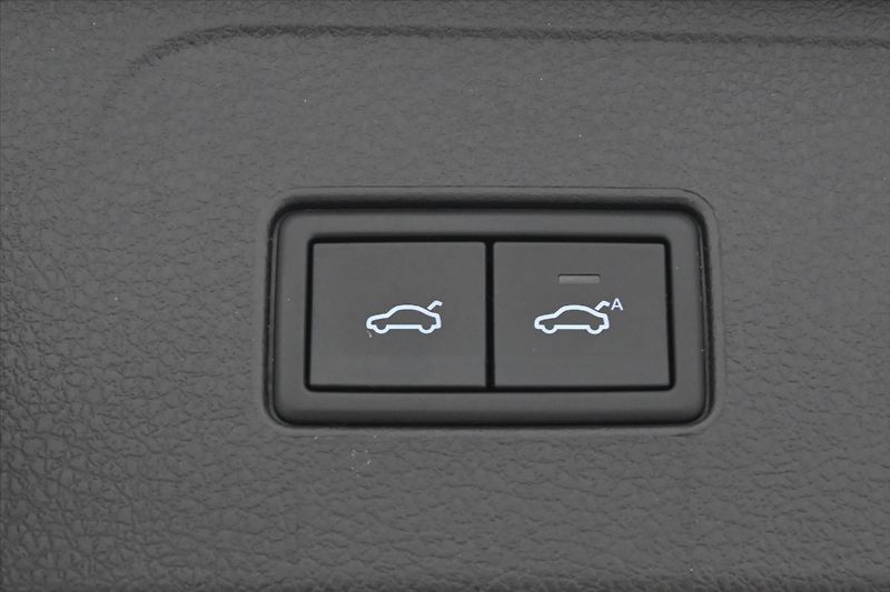 Volkswagen Passat 2,0 TDI 110 kW DSG ELEGANCE Zá - fotka 28 z 32