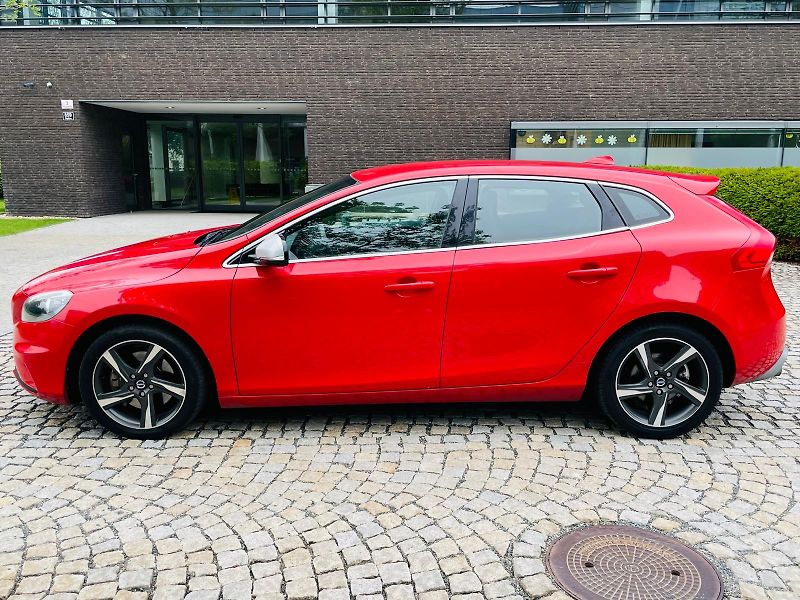 Volvo V40 2.0 D3 R-DESIGN MANUÁL TAŽNÉ - fotka 19 z 45