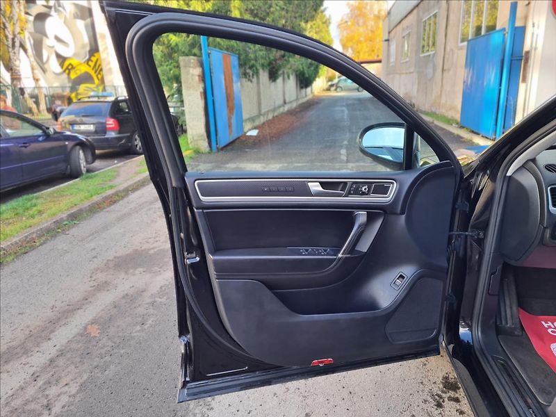 Volkswagen Touareg 4.2TDi*EXCLUSIVE*TAŽNÉ*KAM - fotka 23 z 45