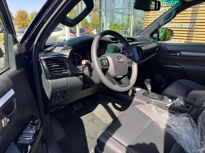 Toyota Hilux 2.8 Invincible - fotka 9 z 13