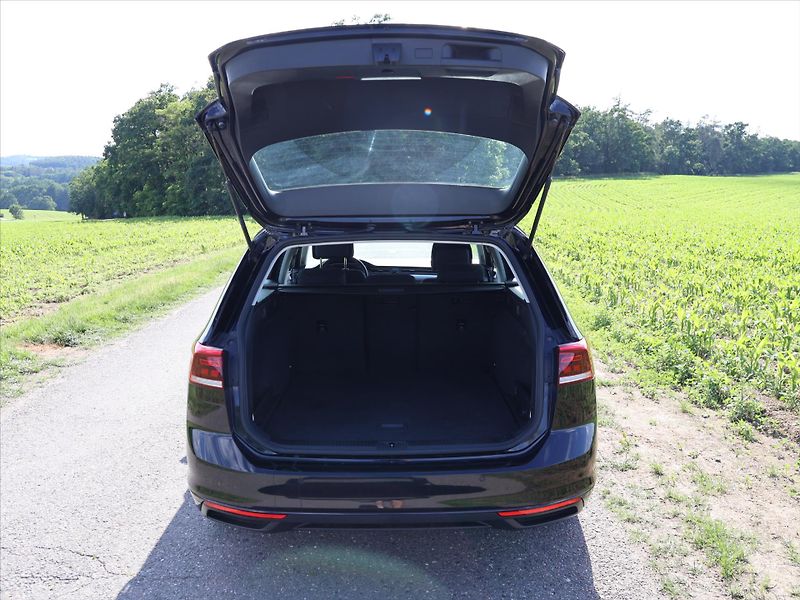Volkswagen Passat 2,0 TDI 140kW DSG LED Aut.klim - fotka 9 z 34