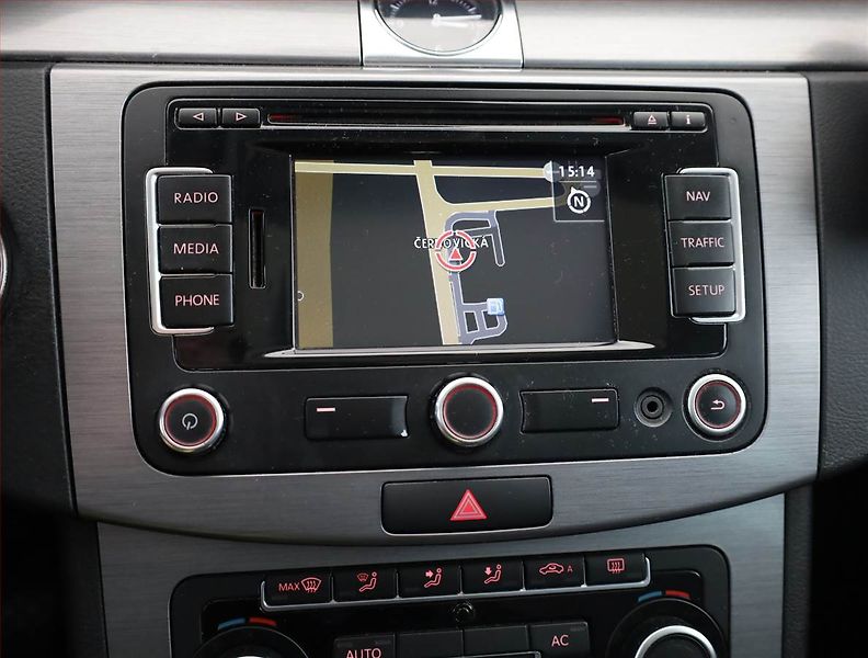 Volkswagen Passat (2011) 2.0 TDI, Navi, Xenony - fotka 15 z 20