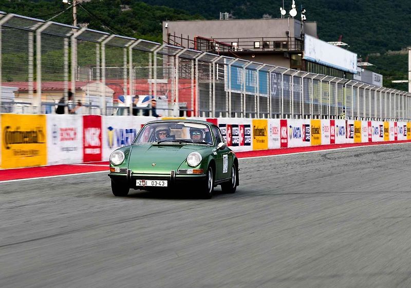 Všichni účastníci s vozy v cíli druhého ročníku Oldtimer Expressu, který mířil z Prahy do řeckých Atén.