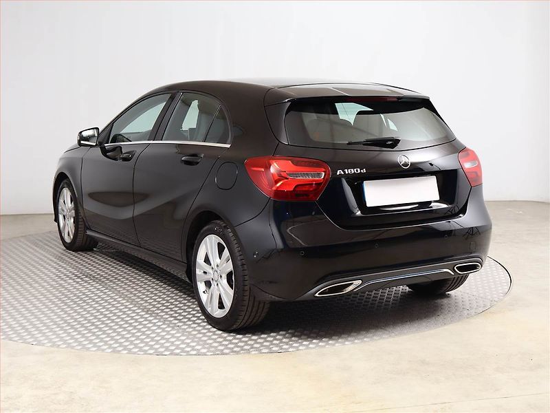 Mercedes-Benz Třídy A (2016) A 180 d, Automat, Kůže - fotka 4 z 16
