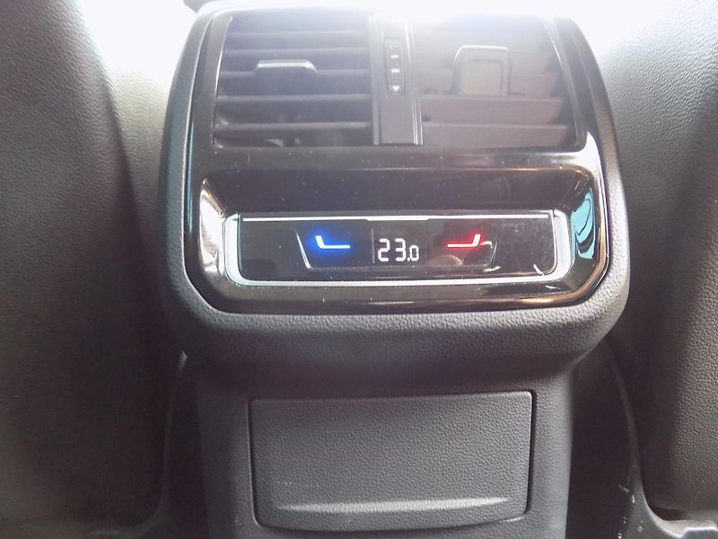 Volkswagen Passat 2,0 TDI R-LINE, MATRIX, ALCAN. - fotka 27 z 42