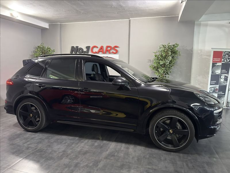 Porsche Cayenne 3,0   D VZDUCH PANO BOSE 360 - fotka 44 z 44