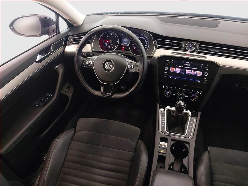 Volkswagen Passat (2017) Highline 2.0 TDI, Kůže, Navi - fotka 7 z 17
