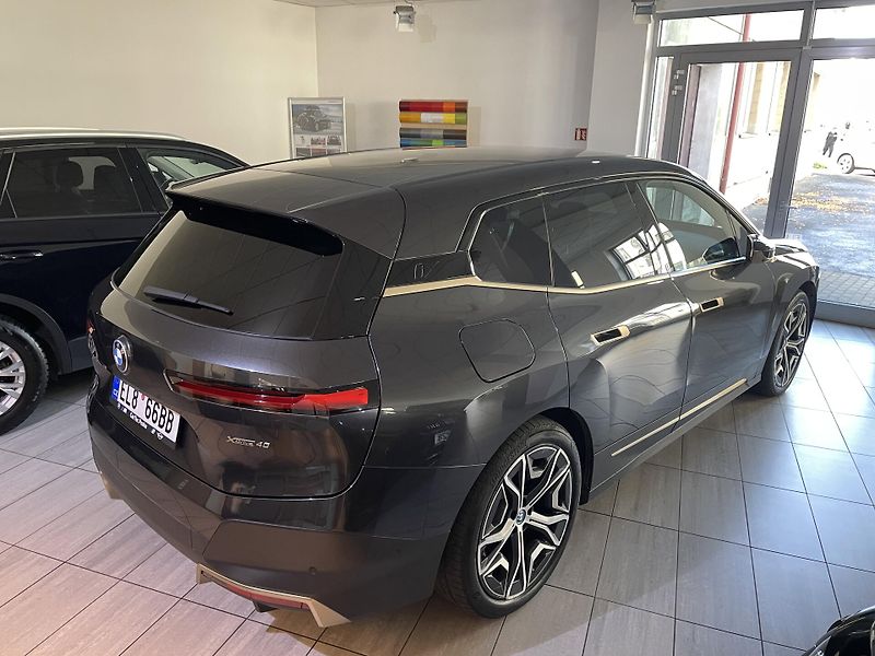 BMW iX (2022) XDrive 40 - fotka 7 z 30